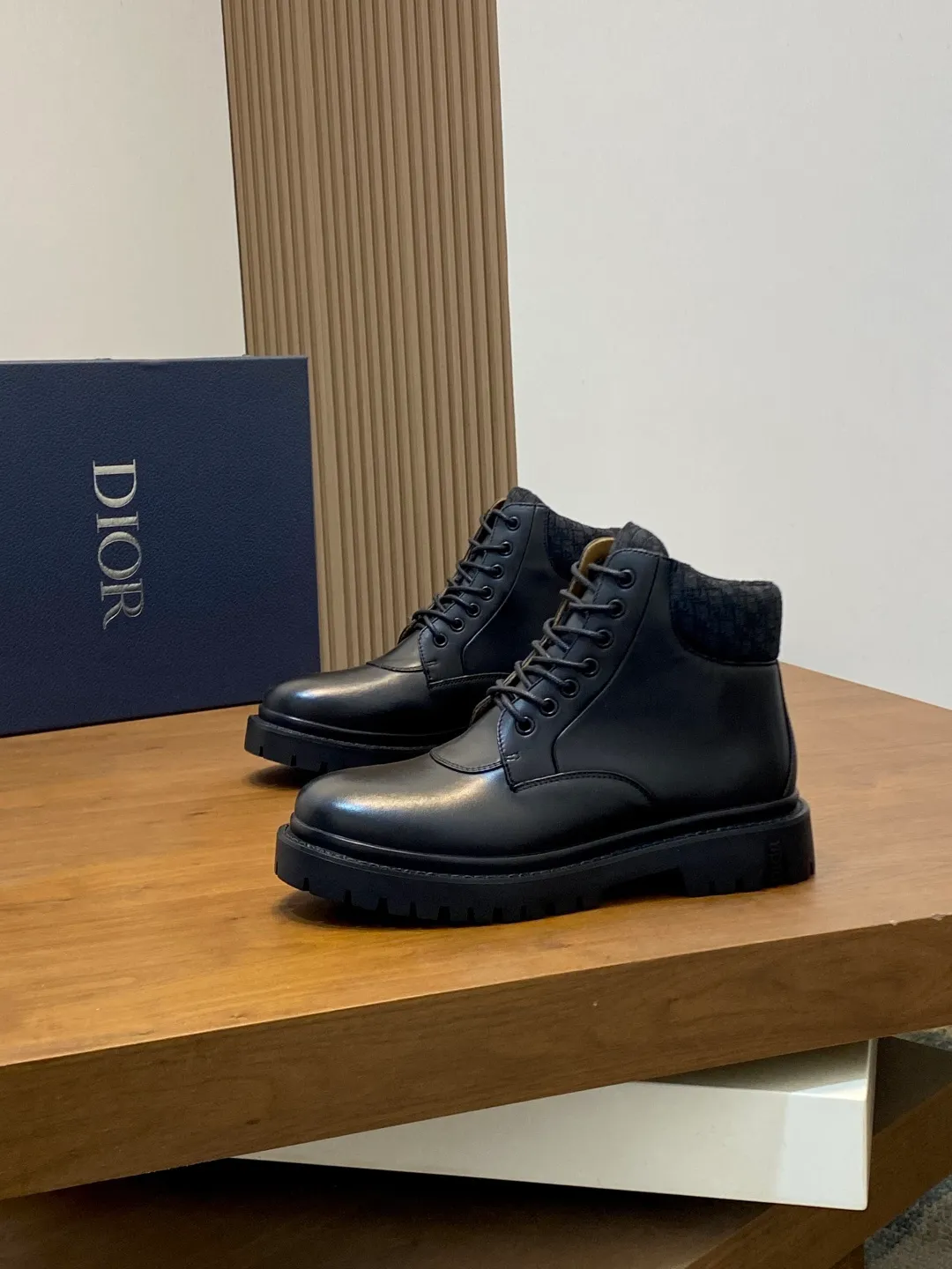 💰860 Dio* — Dior's 2024 autumn and winter luxury men's mid-top short boots, purely handmade, both inside and outside are imported first-layer cowhide, high-end quality and exquisite craftsmanship. Original TPU combination outsole. Wear a noble gentleman's taste. The best last type has been carefully debugged. 100% comfort. Size: 38-44 (38-45 can be customized)